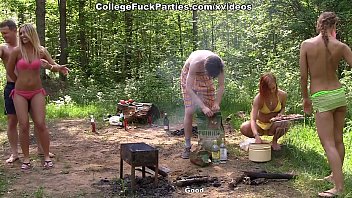 Динамичное порево с молодыми студентками в лесу на пикнике